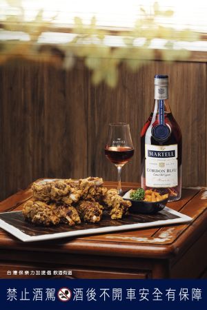 ▲金蓬萊的排骨酥外酥脆、內肉汁飽滿，看似單純確最為經典，如同馬爹利藍帶傳奇而經典的醇厚、芬芳。（圖／台灣保樂利加提供）