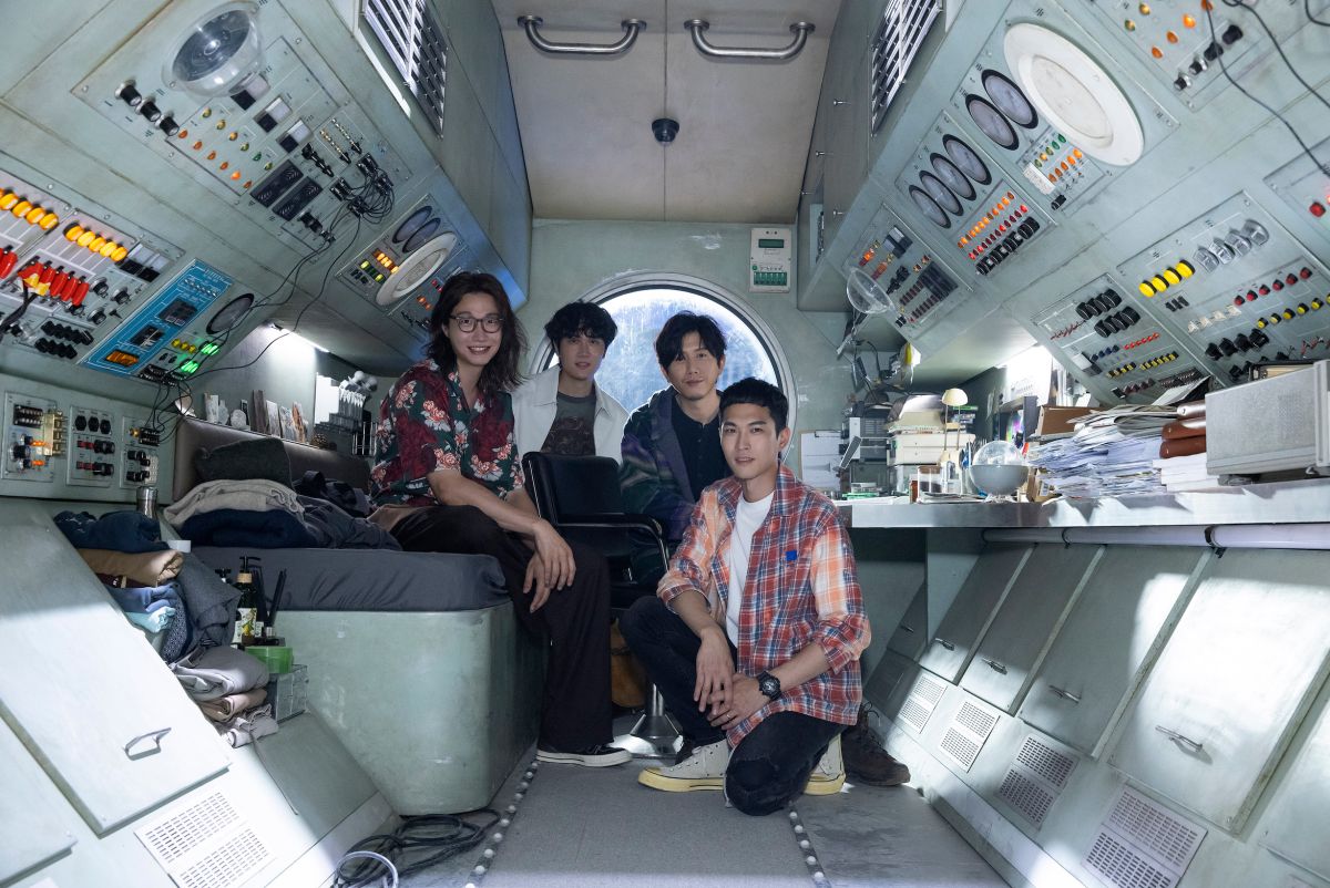 ▲宇宙人《我還繞著你在旋轉》MV，找來莫子儀（右二）演出。（圖／相信音樂提供）