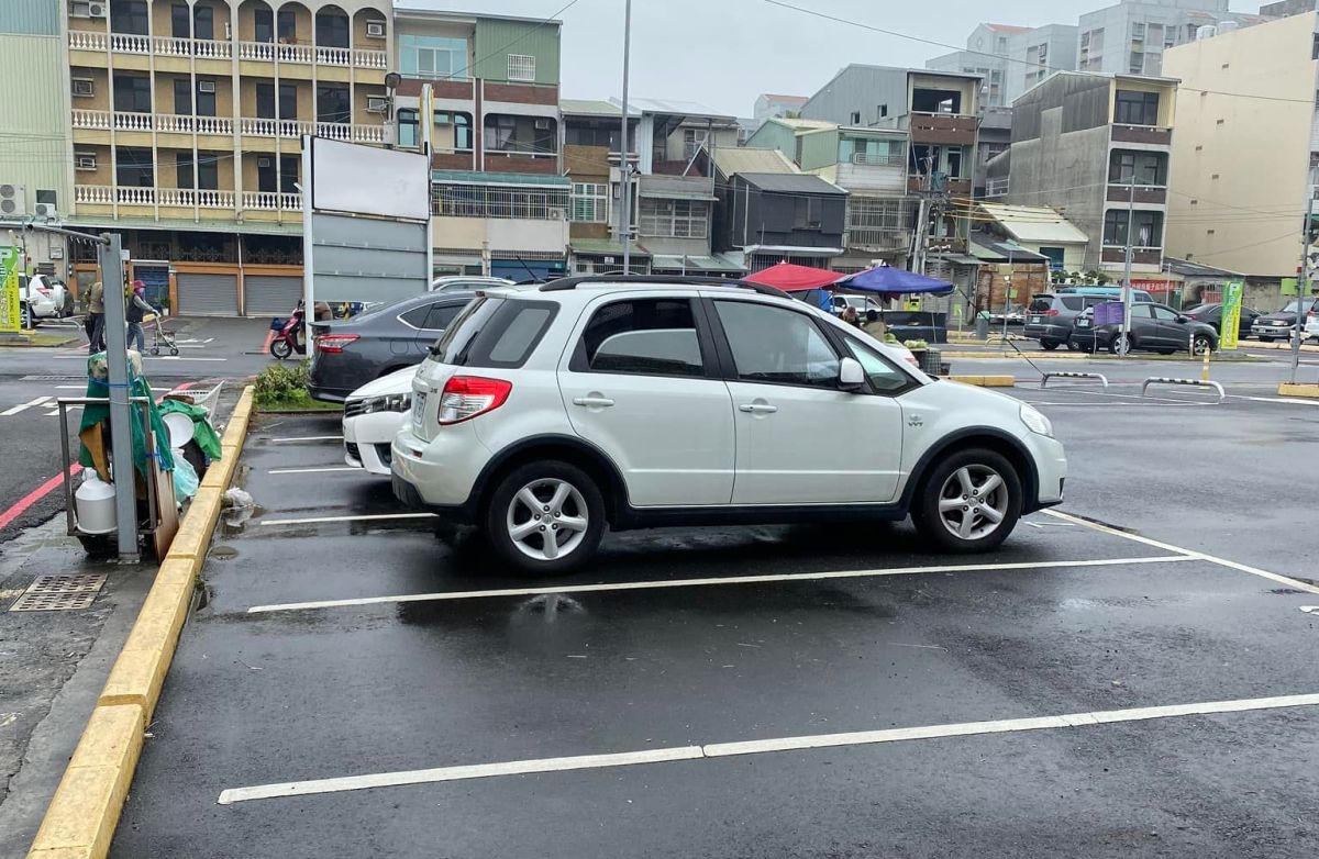 ▲下雨天，有網友在停車場看見車主車窗忘記關，立即暖心神救援，讓大家全讚爆。（圖／翻攝自「爆料公社二社」臉書）