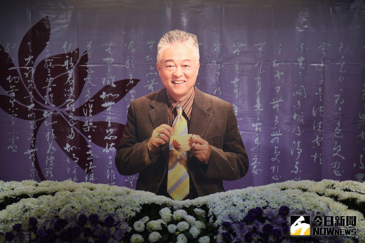 ▲唐川遺照採用《日頭下月光光》的角色「日頭哥」劇照。（圖／記者陳明安攝）