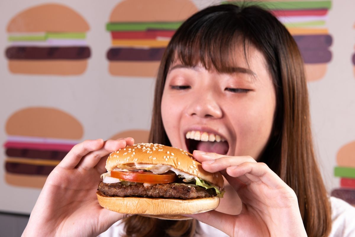 ▲不用看身分證、不用背密碼！盤點「速食優惠」最強懶人包，包括麥當勞麥克鷄塊、漢堡王牛肉堡、肯德基指定點心通通「買1送1」，還有頂呱呱「經典一斤雞」快閃特價加碼延長等好康。（圖／漢堡王提供）