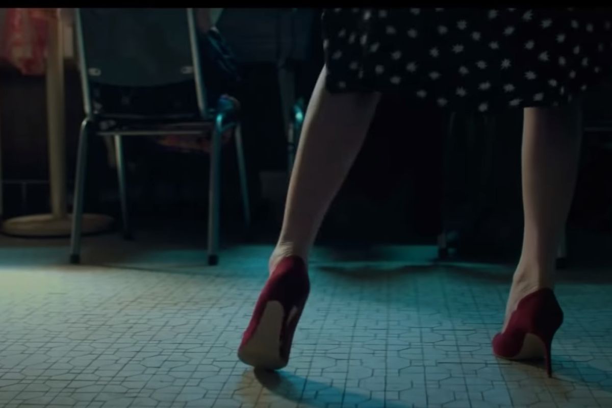 ▲網友發現，《華燈初上》的劇中，媽媽桑們在家也穿高跟鞋。（示意圖／截取自《Netflix》YT預告）