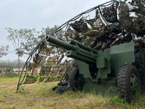 ▲陸軍第八軍團步兵第203旅砲兵營新制教召員105榴砲射擊訓練。(圖／八軍團提供)