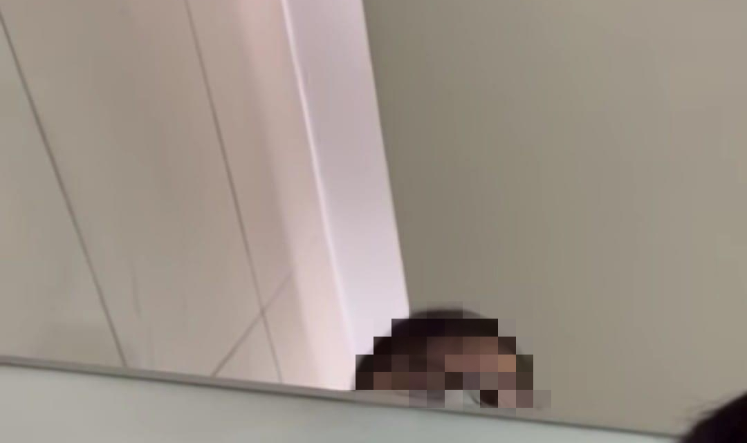 ▲有位男子日前在市府轉運站上廁所，驚覺遭人偷窺，便拿出手機錄影拍下偷窺男的樣貌。而這位偷窺男原來是台北市議員王欣儀的助理。（圖／翻攝自臉書社團「爆料公社公開版」）