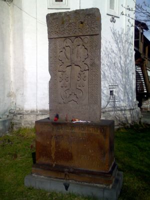 ▲墓碑前放著蠟燭與復活節蛋。圖為莫斯科達尼洛夫修道院。（圖／維基百科）