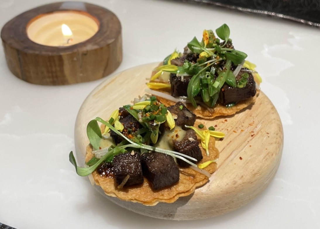 ▲恆隆行概念店zonezone推出拆解夜市美食企劃，讓民眾可以品味真的「牛舌」餅。(圖／恆隆行提供)