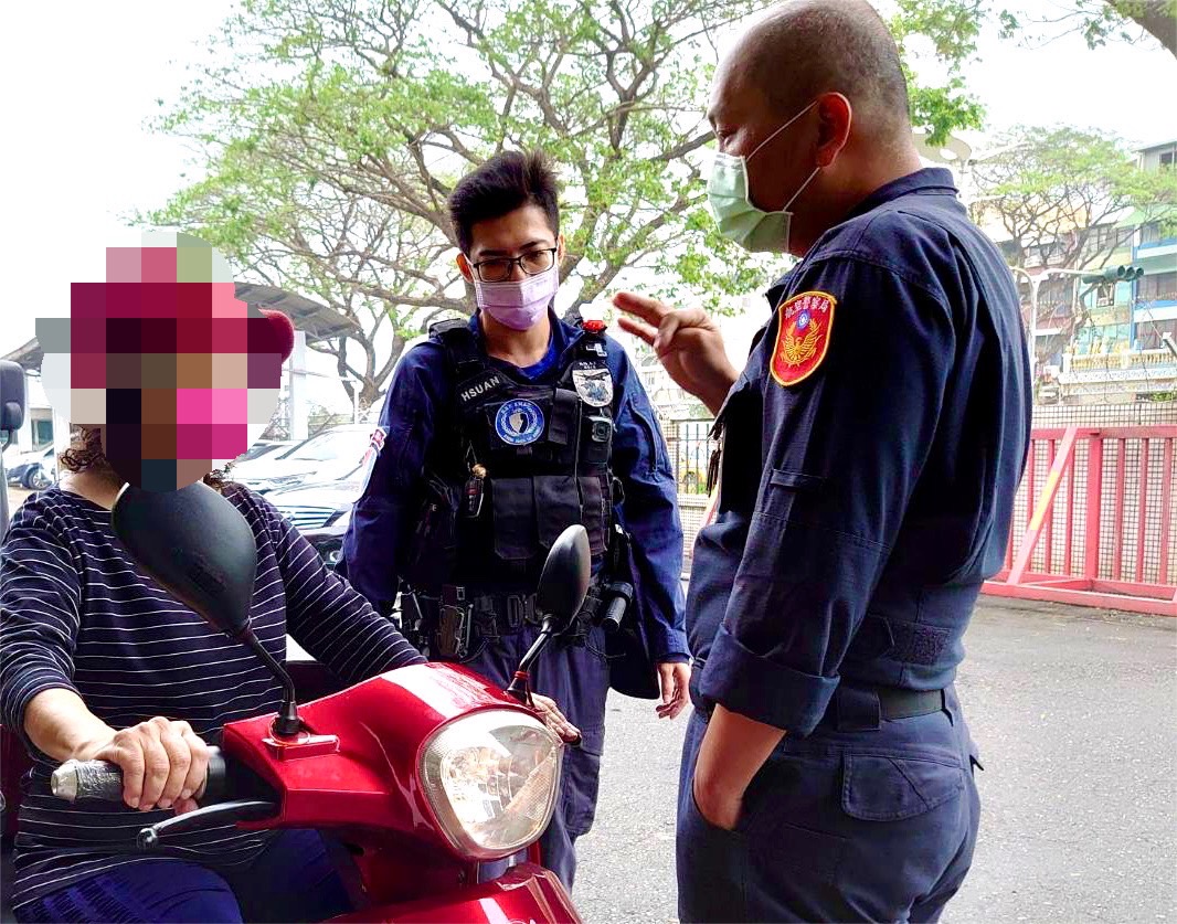 ▲航空警察局高雄分局警員楊志旋、張勝雄日前成功阻止起網路假冒高富帥洋男老梗的詐騙案。（圖／記者郭凱杰翻攝）