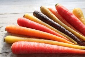 ▲專家解釋，最早胡蘿蔔顏色並非市面上最常見的紅色，而是紫色。（示意圖／翻攝PhotoAC）