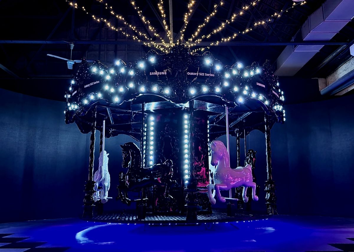 ▲三星於華山1914文創園區推出黑夜攝影樂園，打造潮流感十足的星際黑馬，可在昏暗光源下體驗「超明亮夜幕攝影」 。（圖／三星提供）