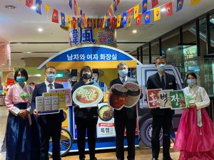 台中新光三越初夏購物節登場 大遠百加碼辦韓風物產展 ▲台中大遠百今日起舉辦以韓國「應援」文化為主題的「韓風春之季韓國物產展」。(圖/記者金武鳳攝,2020.3.25)