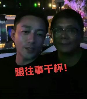 汪小菲 ▲汪小菲深夜在三亞和朋友買醉、抽雪茄。(圖/翻攝汪小菲抖音)