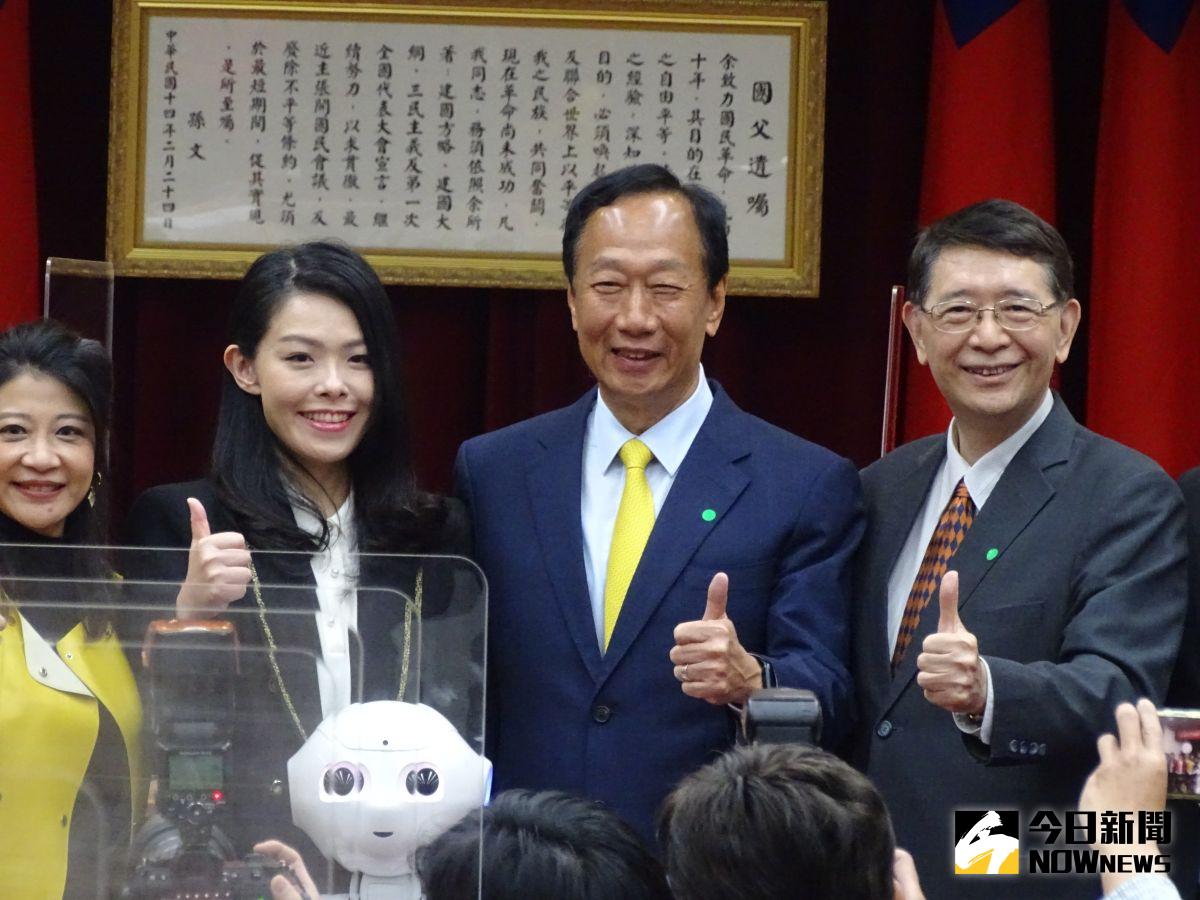 ▲鴻海集團創辦人郭台銘（右二）出席立院「資通安全與科技發展策進會」成立大會。（圖／記者呂炯昌攝，2022.03.25）