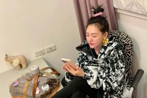 ▲小S無奈廚房擠不下2人。(圖/小S臉書) ▲小S無奈廚房擠不下2人。(圖/小S臉書)