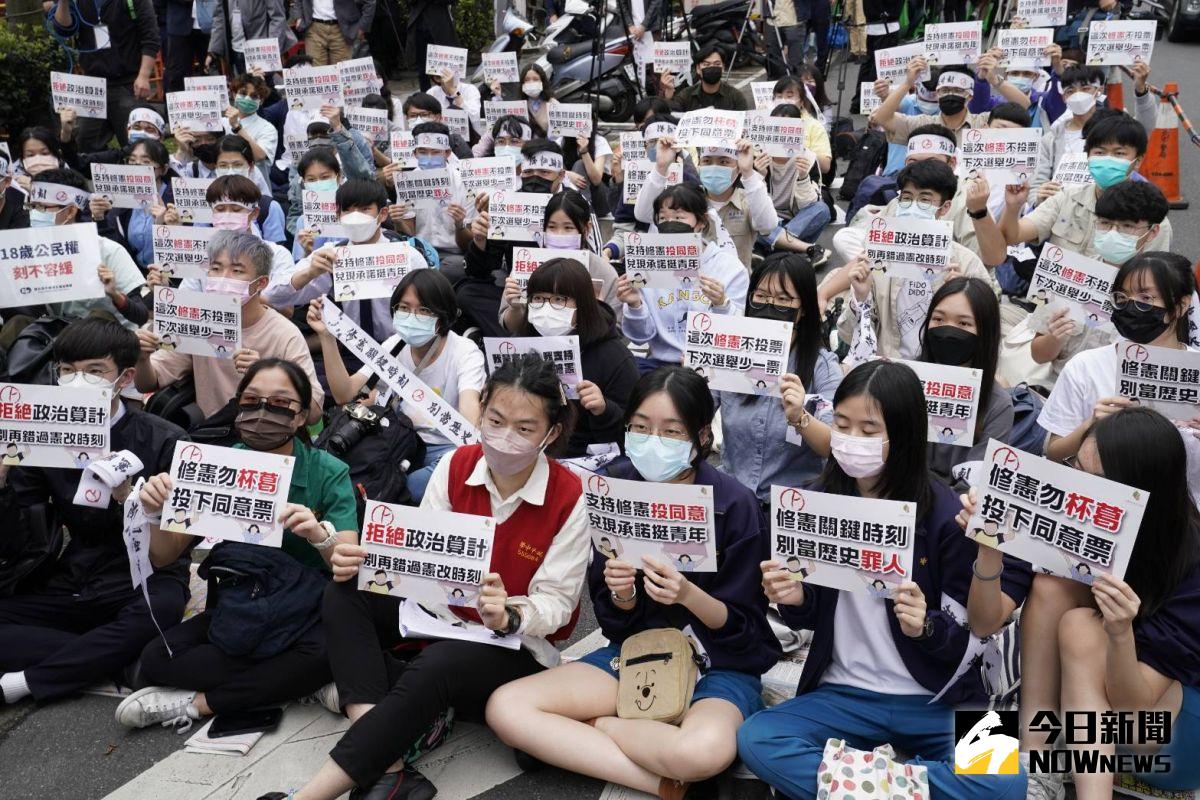 ▲18歲公民權修憲案立院表決當天，上百位高中生在立院外聲援。（資料圖／記者林敬原攝,2022.03.25）