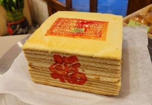 ▲基隆建興餅店在今年初推出「財子壽蜂蜜千誠蛋糕」，同樣引起高度關注。（圖／取自「建興餅店」粉專）