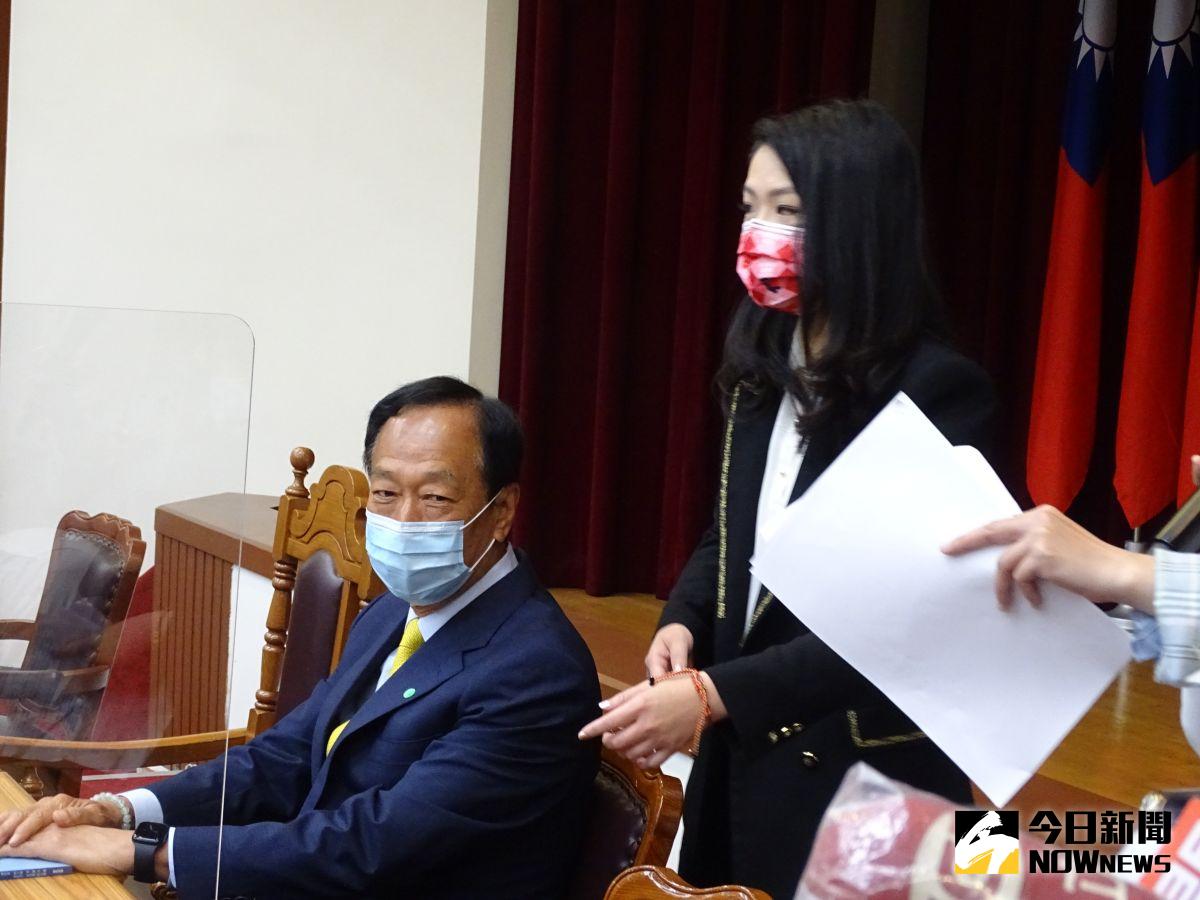 ▲鴻海集團創辦人郭台銘（前）力挺子弟兵高虹安出席立法院「資通安全與科技發展策進會」成立大會。（圖／記者呂炯昌攝，2022.03.25）