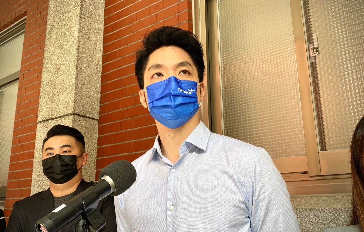 ▲蔣萬安受訪回應脫口罩敬酒一事。（圖／記者羅婉庭攝，2022.03.25）