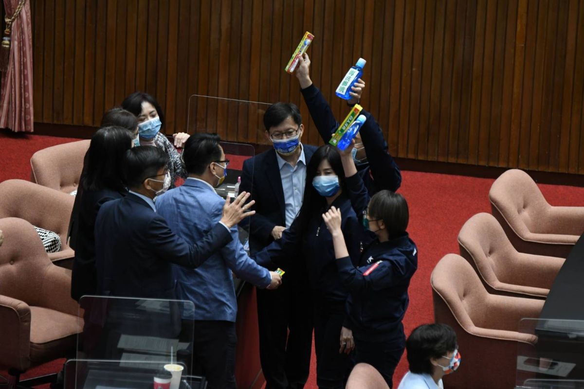 ▲國民黨立委曾銘宗等人拿漱口水、牙膏給民進黨立委管碧玲。（圖／記者林調遜攝，2022.03.25）