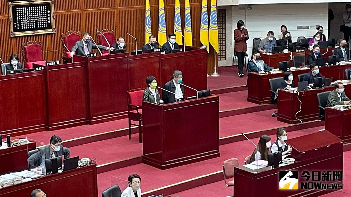 ▲勞動部長陳信瑜（中間左）在25日台北市議會質詢期間，頻頻暴走與台北市議員搶話互槓。（圖／記者丁上程攝，2022.03.25）