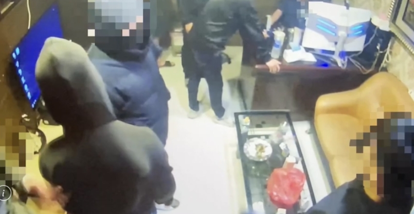 ▲雙方人馬相約談判，不料一言不合竟演變成街頭砍人事件。（圖／翻攝畫面）