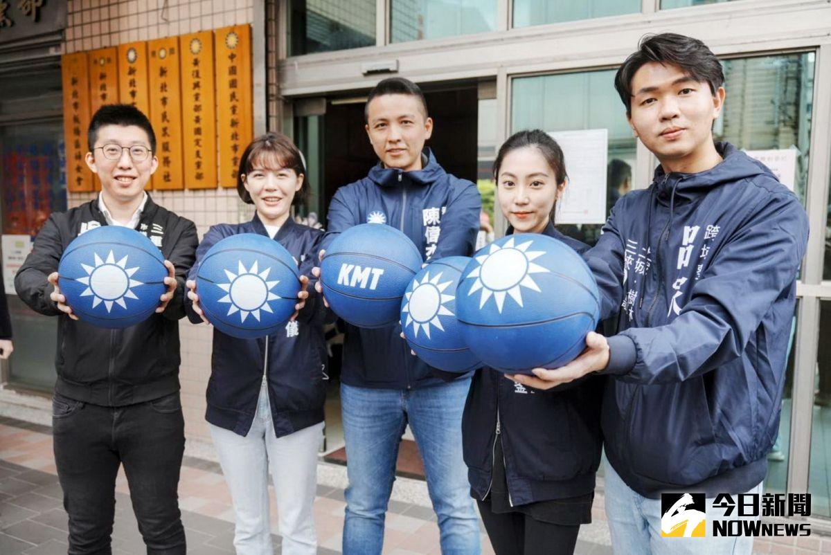 ▲新北市議員陳偉杰及新人呂家愷、蔡畹鎣、戴湘儀、吳訓孝等人，登記前一起高喊「青出於藍、一起投藍」的口號。（圖／記者陳志仁攝，2022.03.25）