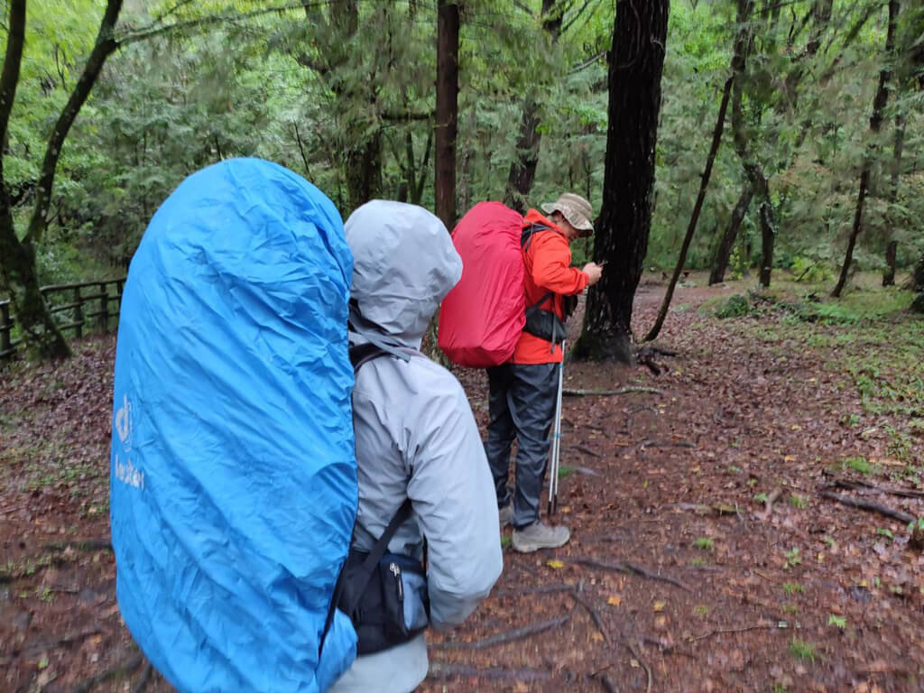 ▲一支登山隊縱走能高安東軍山，21日通過光頭山斷崖後，紀姓協作壓隊走後方，領隊及其他15名隊員前往三叉營地，22日趕抵奧萬大下山，不過紀姓協作卻失聯，所幸25日平安尋獲。（圖／南投縣消防局提供）