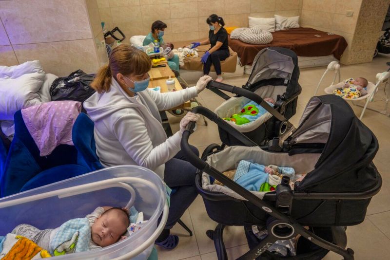 ▲基輔一處地下室改為臨時診所，代孕寶寶都被聚集在此獲得照顧。（圖／美聯社／達志影像）