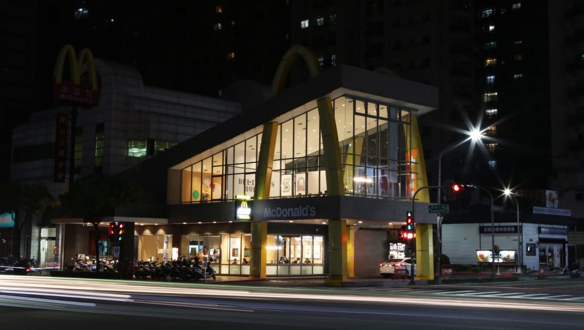 ▲今（26）晚8點半至9點半是「Earth Hour」地球一小時，全台逾330家麥當勞餐廳同步關閉餐廳外、不影響安全照明的招牌燈。（圖／麥當勞提供）