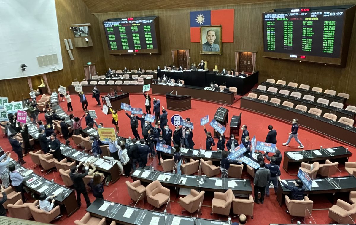 ▲立法院今（25）日順利通過18歲公民權修憲案，將交由公民複決。（圖／記者羅婉庭攝，2022.03.25）