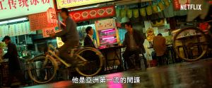 ▲《夜叉：浴血諜戰》薛景求與朴海秀（左）坐在台北遼寧夜市攤位交談。（圖／Netflix）