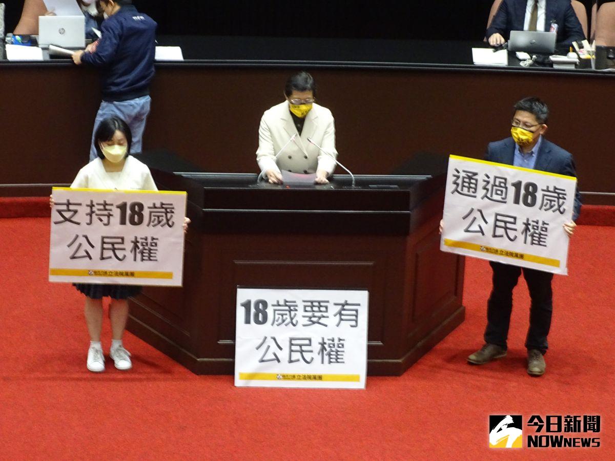 ▲立院通過18歲公民權修憲案，年底還需公民投票複決，時力黨團呼籲，全國公民年底都能出來投票。（圖／記者呂炯昌攝，2022.03.25）