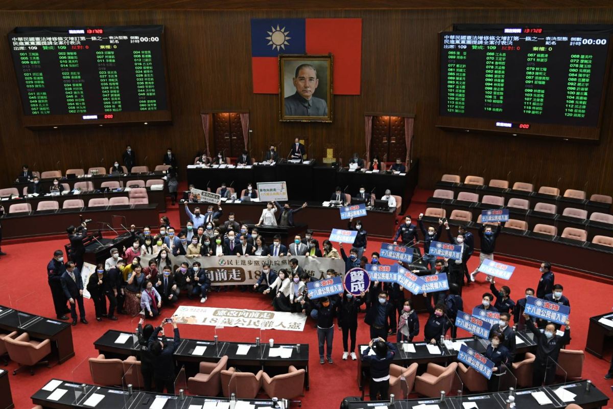 ▲立法院今（25）日表決18歲公民權修憲案，最終全數同意並三讀通過。（圖／記者林調遜攝，2022.03.25）