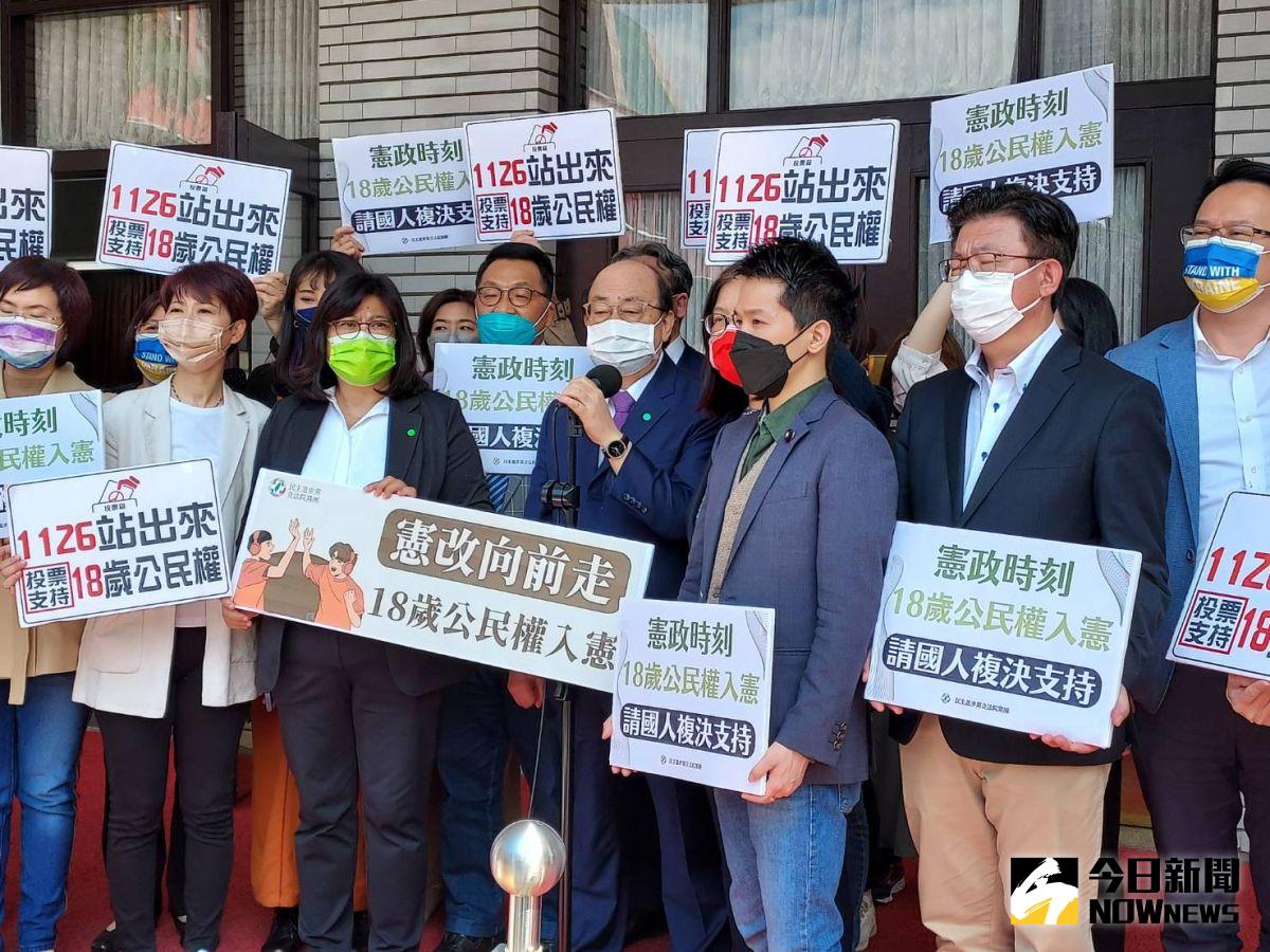 ▲18歲公民權修憲案三讀通過，民進黨團於議場前召開記者會。（圖／記者黃宣尹攝，2022.03.25）
