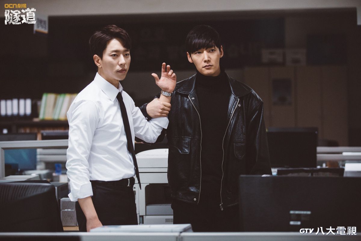 ▲《隧道》中，崔振赫（右）因穿越時空，看到悠遊卡、智慧型手機感到神奇。（圖／八大）