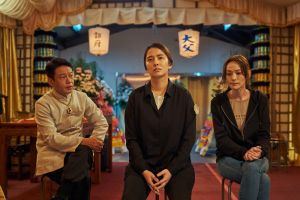 ▲吳大維、周采詩和顏毓麟三人飾演的郭家兄妹,替父親舉辦告別式,久久才團聚的三兄妹卻把對積怨已久的不滿攤在父親的靈堂前,吵得不可開交。(圖 / CATCHPLAY) ▲吳大維、周采詩和顏毓麟三人飾演的郭家兄妹,替父親舉辦告別式,久久才團聚的三兄妹卻把對積怨已久的不滿攤在父親的靈堂前,吵得不可開交。(圖 / CATCHPLAY)