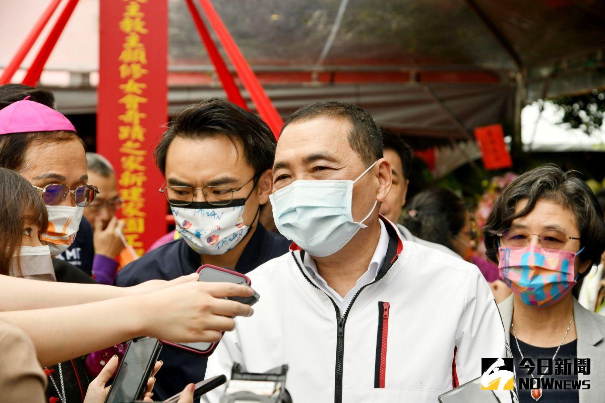 ▲新北市長侯友宜受訪時也證實，該廠昨日有1例的外籍移工確診，衛生局連夜採檢同廠人員，目前另有9例陽性個案。（圖／記者陳志仁攝，2022.03.25）