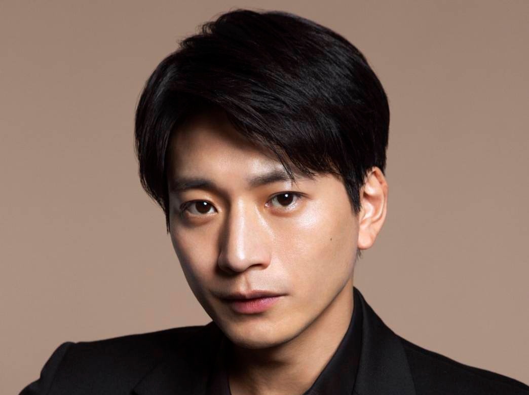 ▲向井理飾演抖S情色小說家。（圖／車庫娛樂）