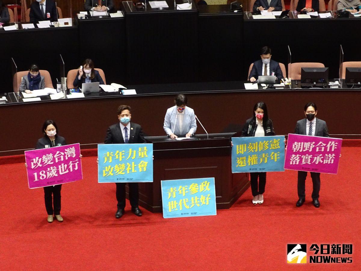 ▲下修18歲公民權三讀通過，民眾黨團表示，這是青年節前給國人最好禮物，但是盼後續公民複決需努力推動以通過修憲高門檻。（圖／記者呂炯昌攝，2022.03.25）