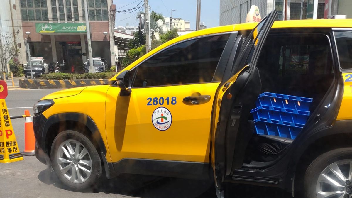 ▲有網友撞見，計程車變成麥當勞貨車，幫忙運送漢堡。釣出店員解釋「調撥，這很正常啦！」（圖／爆廢公社）