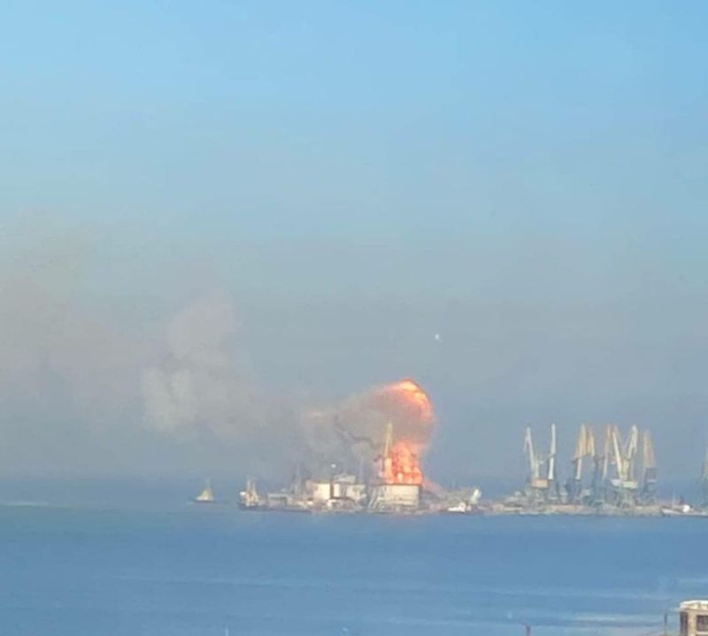 ▲俄軍黑海艦隊大型登陸艦「薩拉托夫號」（稍早報導稱「奧斯克號」）於24日遭擊中燒毀。（圖／翻攝自烏克蘭海軍臉書）