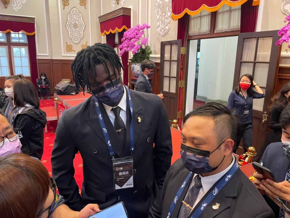 ▲德保拉說明他的狀況。（圖／吳政紘攝）