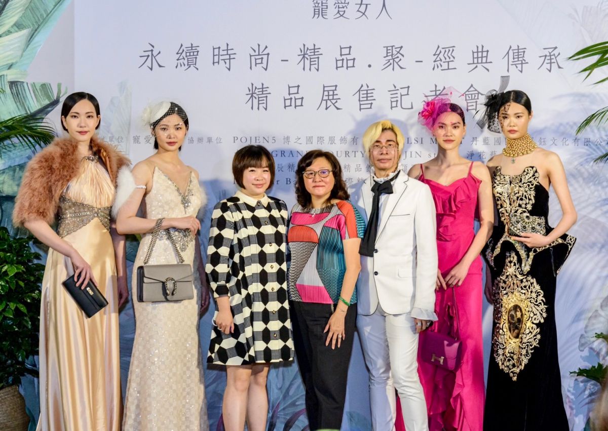 ▲「寵愛女人」二手精品包展售會，   今起三天在大院子登場，左三為執行長陳滙敏。（圖／主辦單位提供）