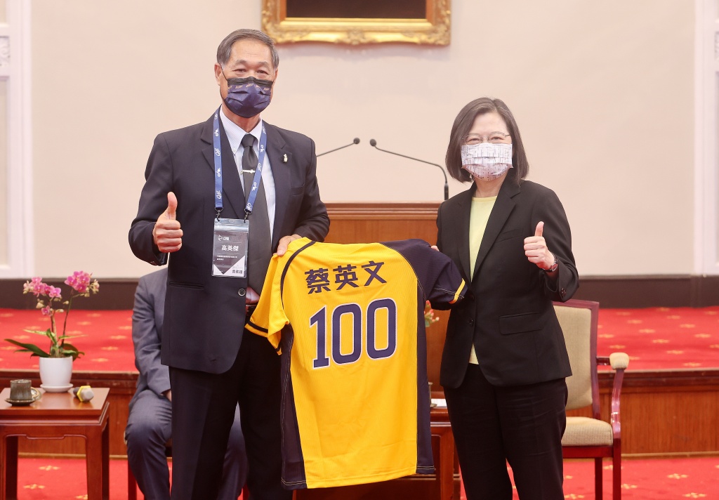 ▲蔡英文總統也變爪迷。（圖／中職提供）