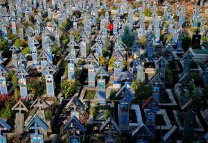 ▲羅馬尼亞小鎮有一處「歡樂墓園」（Merry Cemetery），明亮彩繪的風格與一般的墓園相差甚遠。（圖／美聯社／達志影像）