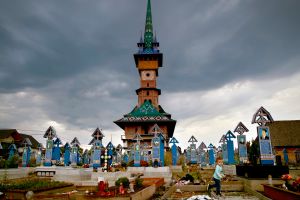 ▲羅馬尼亞小鎮有一處「歡樂墓園」（Merry Cemetery），明亮彩繪的風格與一般的墓園相差甚遠。（圖／美聯社／達志影像）