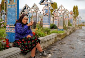 ▲羅馬尼亞小鎮有一處「歡樂墓園」（Merry Cemetery），明亮彩繪的風格與一般的墓園相差甚遠。（圖／美聯社／達志影像）