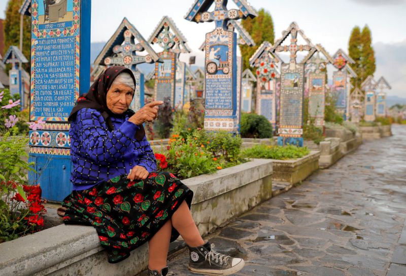 ▲乍看之下「歡樂墓園」就像是平凡的花園，有著繽紛色彩裝飾。（圖／美聯社／達志影像）