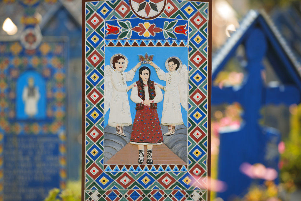 ▲有別於亞洲墓園莊嚴肅穆，在東歐的羅馬尼亞小鎮有一處「歡樂墓園」（Merry Cemetery），明亮彩繪的風格與一般的墓園相差甚遠，就連墓誌銘上都在吐槽逝者的死因。（圖／美聯社／達志影像）