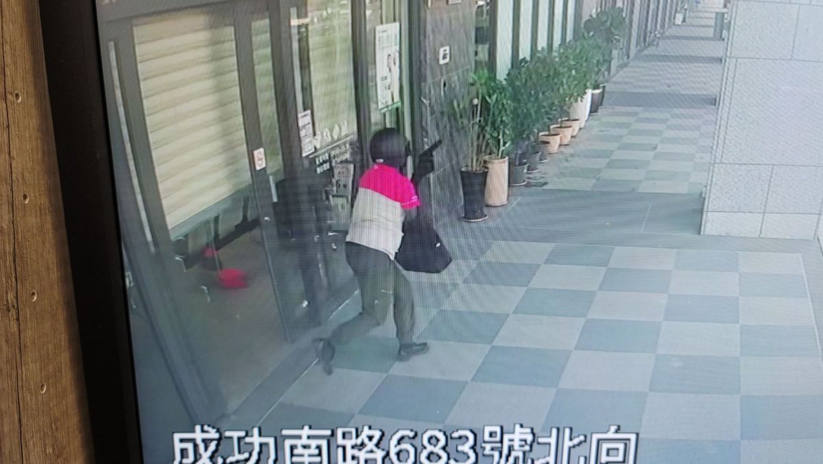 ▲高雄橋頭三信銀行25日下午發生搶案，搶走臨櫃放置的5萬多元現金，並快速往橋頭新市鎮竹及楠梓方向逃逸。(圖／記者郭凱杰翻攝)