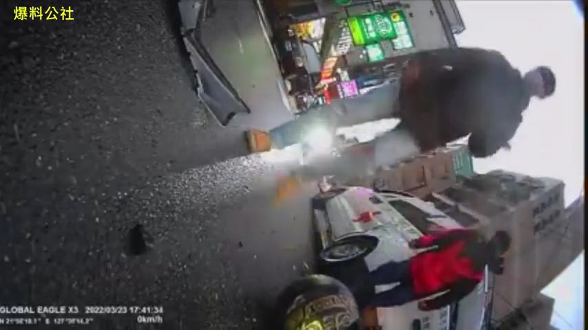 ▲騎士路口撞上救護車，妻子將影片貼上網卻引發網友熱議，一面倒認為騎士經過路口沒有減速太危險。（圖／翻攝「爆料公社」）